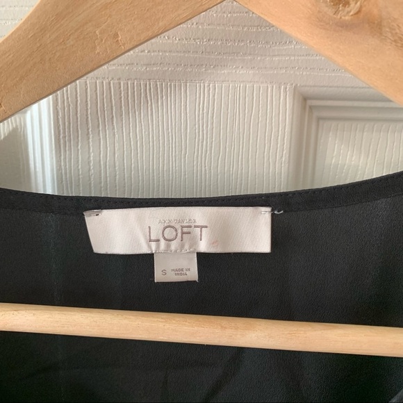 EUC Ann Taylor Loft Pleated Front Cap-sleeve Top - Picture 2 of 4